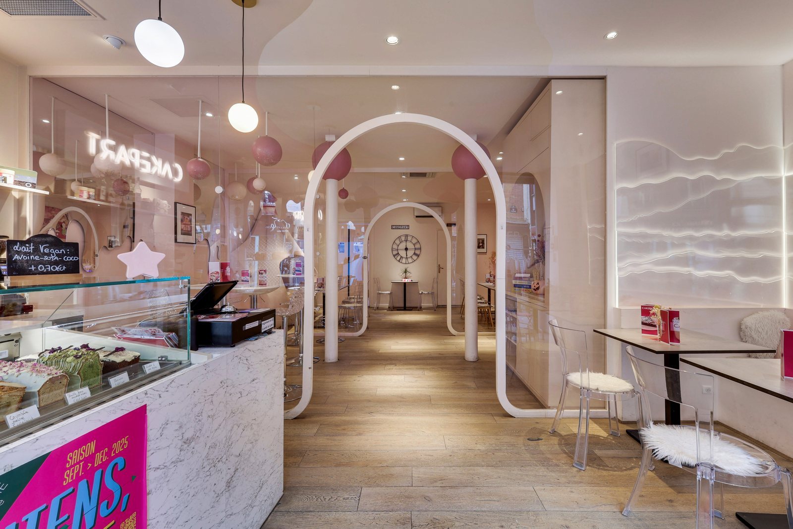 Intérieur lumineux du coffee shop CAKEPART