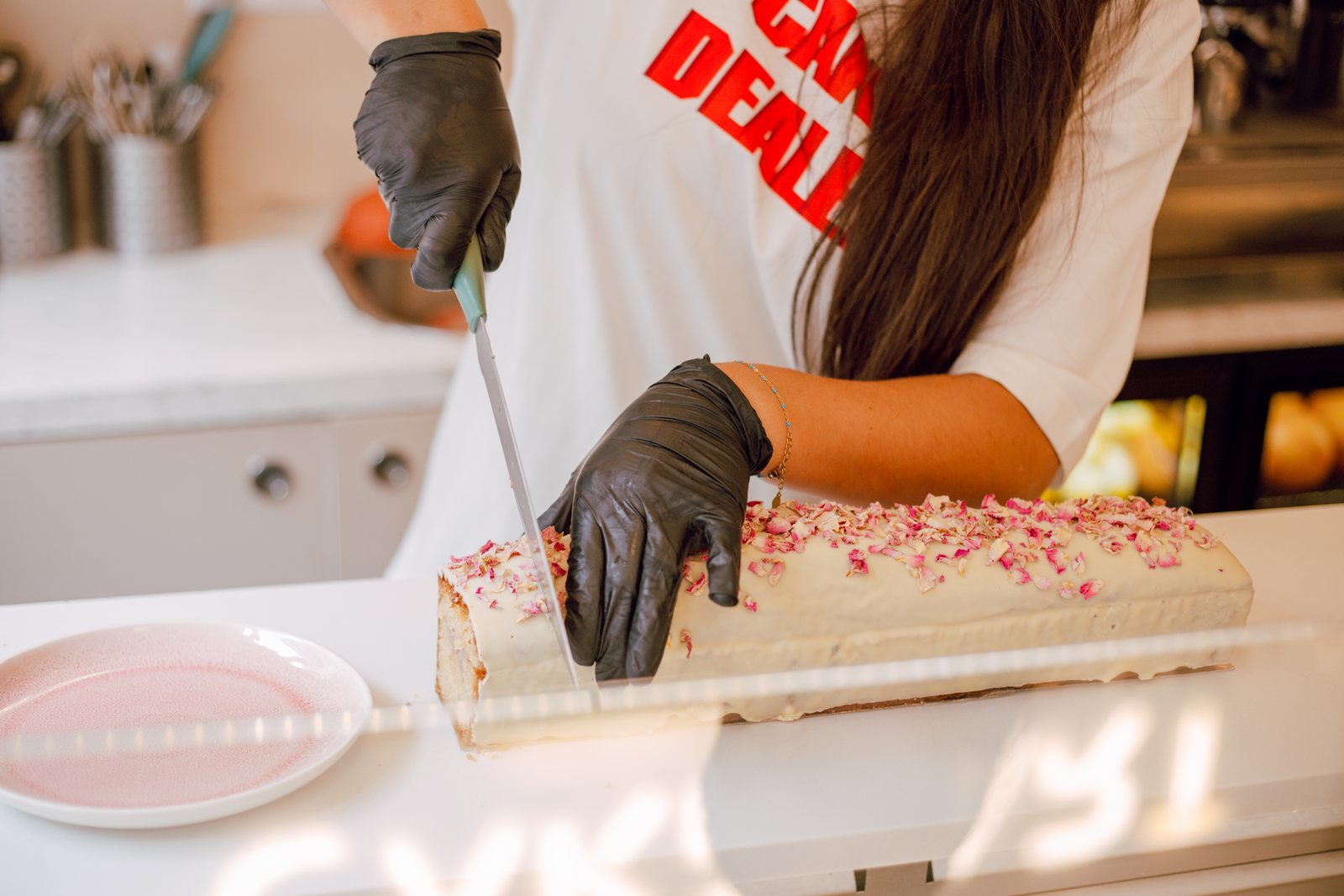 Préparation artisanale des cakes en boutique