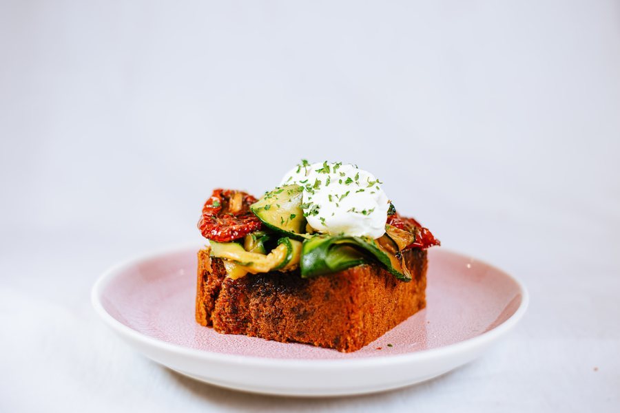 Cake toast salé dressé avec fraîcheur